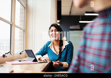 Portrait heureux, riant businesswoman in office Banque D'Images