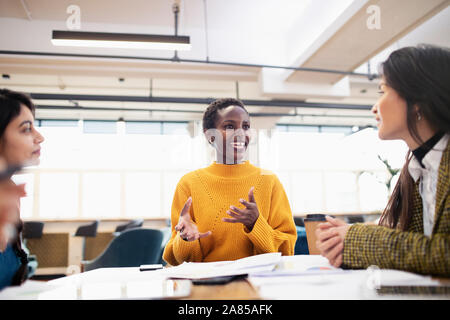 Smiling businesswoman working in office Banque D'Images