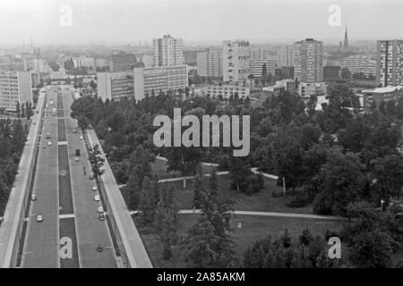 Blick von der Besucherplattform Siegessäule der auf die Straße à Altonaer Balkon Hansaviertel à Berlin, Deutschland 1961. Vue depuis la plate-forme à Berlin Siegessaeule de Altonaer Strasse Street en direction de quartier Hansaviertel, Allemagne 1961. Banque D'Images