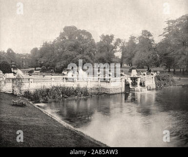 À partir de 'l'album descriptif de Londres' par George H Birch 1896 - Extrait du texte : ' JARDIN KENSINGTON jouxtent Hyde Park, d'où ils sont séparés par une clôture irrécupérables. Ils sont très boisée et contiennent de nombreuses promenades agréables et openspaces. Le bassin rond est une station préférée de patineurs en hiver. La large promenade, 50 pieds de large, se trouve sur le côté sud et s'étend de Bayswater à Kensington Gore. L'Albert Memorial se lève sur le sud. Les chariots sont pas admis à l'intérieur des portes de Kensington Gardens. La vue ici représenté est la partie de la Serpentine qui s'appelle le long de l'eau. ' Banque D'Images