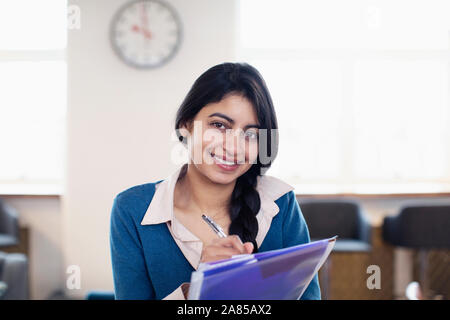 Portrait confident businesswoman Banque D'Images