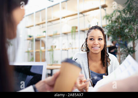 Businesswomen talking in meeting Banque D'Images