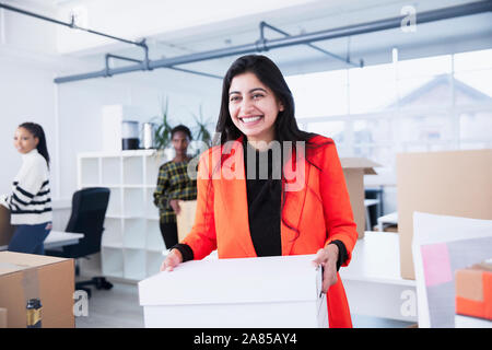 Confident businesswoman Portrait déménagement dans nouveau bureau Banque D'Images