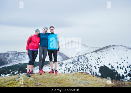 Happy Family portrait randonnées on snowy mountaintop, Lake District, UK Banque D'Images