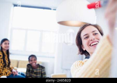 Smiling confident businesswoman, réunion de premier plan Banque D'Images