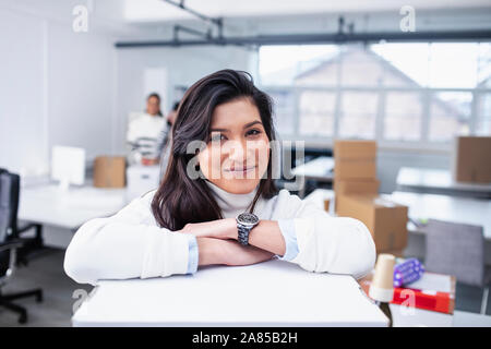 Portrait confident businesswoman dans nouveau bureau Banque D'Images