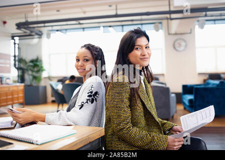 Portrait people shaking hands in office Banque D'Images