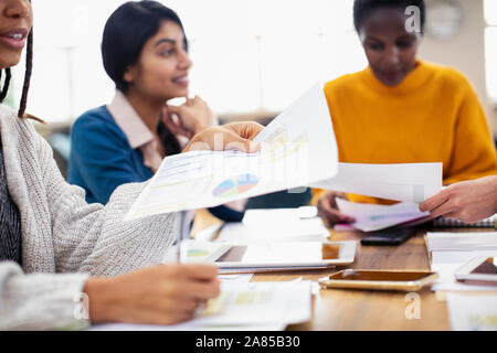 Businesswomen discussing paperwork in meeting Banque D'Images