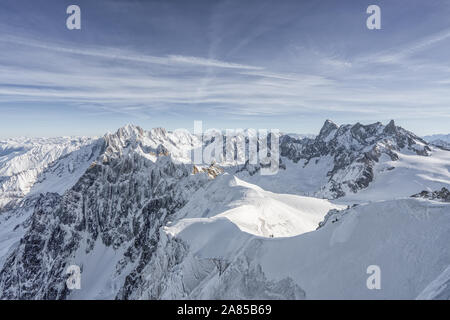 Slowy skieur randonneur à pied vers le bas sur une pente de montagne neige massif au-dessus des Alpes mont blanc Banque D'Images