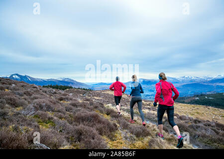 Les amis du jogging le long de la piste de montagne, Lake District, UK Banque D'Images