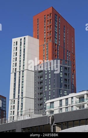 Nouvelle tour résidentielle à Nine Elms, Londres, Royaume-Uni. Un nouveau domaine de développement intensif près de la nouvelle ambassade des États-Unis et de l'extension de la ligne de métro. Banque D'Images