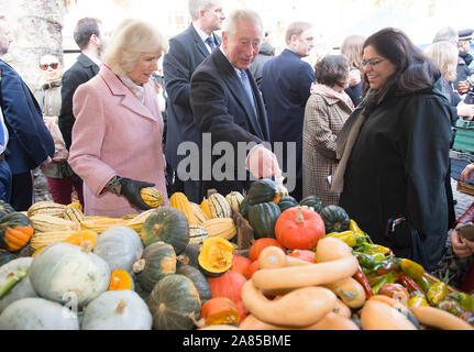 Le Prince de Galles et la duchesse de Cornouailles parcourir un étal de fruits et légumes au cours d'une visite à l'établissement Swiss Cottage Farmers' Market à Londres. Banque D'Images