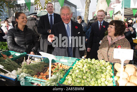 Le Prince de Galles navigue sur un étal de fruits et légumes au cours d'une visite à l'établissement Swiss Cottage Farmers' Market à Londres. Banque D'Images