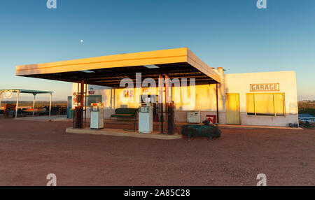 La station d'essence abandonnés et garage au coucher du soleil Banque D'Images