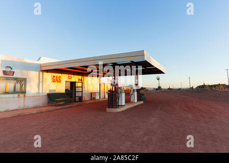 La station d'essence abandonnés et garage au coucher du soleil Banque D'Images