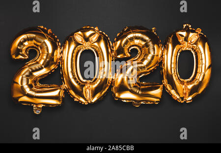 Bonne année 2020 célébration. Or, les chiffres lumineux Ballons Ballons Nouvel An avec glitter sur fond sombre. Noël et nouvel an celebra Banque D'Images