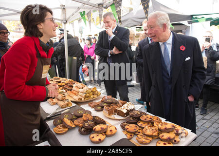 Le Prince de Galles se réunit à son Popina Isadora Popovic décrochage boulangerie au cours d'une visite à l'établissement Swiss Cottage Farmers' Market à Londres. Banque D'Images