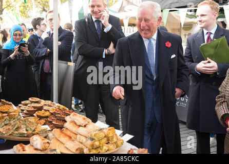 Le Prince de Galles à la Boulangerie Popina bloquer en cours d'une visite à l'établissement Swiss Cottage Farmers' Market à Londres. Banque D'Images