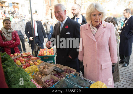 Le Prince de Galles et la duchesse de Cornouailles parcourir un étal de fruits au cours d'une visite à l'établissement Swiss Cottage Farmers' Market à Londres. Banque D'Images