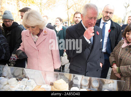 Le Prince de Galles et la duchesse de Cornouailles parcourir un décrochage de fromage au cours d'une visite à l'établissement Swiss Cottage Farmers' Market à Londres. Banque D'Images