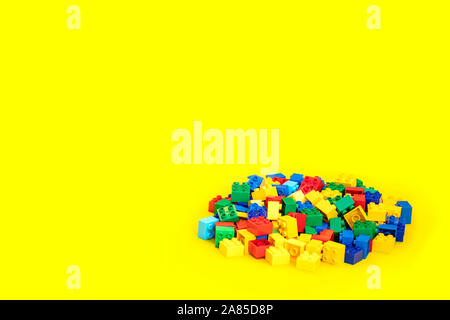 De nombreux blocs de construction en plastique coloré briques jouet avec place pour vous les textes et contenu. Banque D'Images