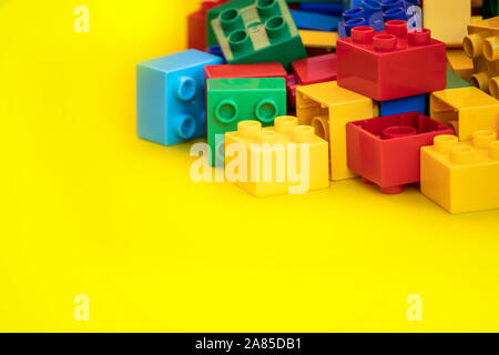 Blocs de construction en plastique coloré briques jouet avec place pour vous les textes et contenu. Banque D'Images