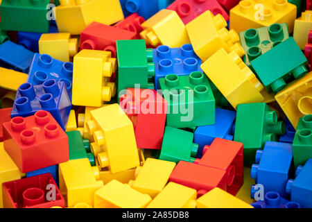 De nombreux blocs de construction en plastique coloré toy bricks Banque D'Images