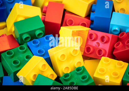 De nombreux blocs de construction en plastique coloré toy bricks Banque D'Images