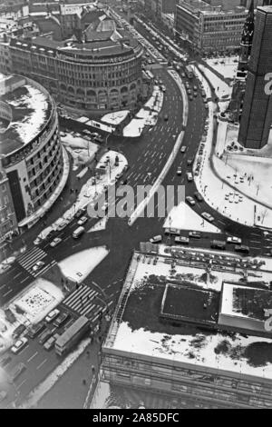 Blick vom Europa Centre auf den Breitscheidplatz mit der Kaiser Wilhelm Gedächtnis Kirche in Deutschland, Berlin 1970. Vue de l'Europa Center à Breitscheidplatz carré avec l'Église du Souvenir Kaiser Wilhelm à Berlin, Allemagne, 1970. Banque D'Images