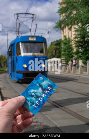 Moscou/Russie ; 3 Juillet 2019 Moscou : carte de transport de la troïka sur la main gauche, avec le tramway électrique blue background Banque D'Images