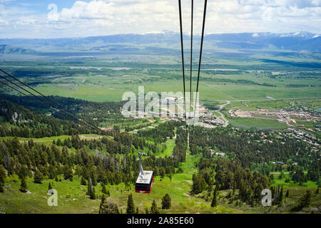 Aerial Tram avec la vallée de Jackson Hole et Teton Village Banque D'Images