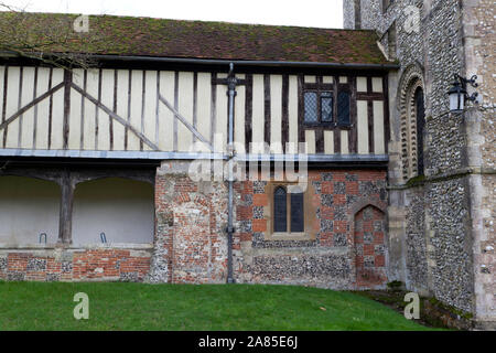 Vue rapprochée d'une partie de la cité médiévale, ambulatoires à sa jonction avec l'Église, à l'Hôpital de Saint Croix, Winchester Banque D'Images