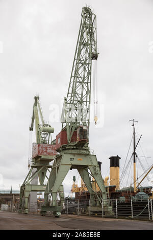 KOTKA, FINLANDE - le 02 novembre 2019 : Deux grues portuaires dans le centre maritime Vellamo Banque D'Images