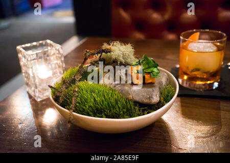 Hors-plaqué d'oeuvres sur l'herbe, des pierres et des bâtons, avec un cocktail Banque D'Images