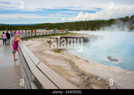 Jeune fille vues Excelsior Geyser de la promenade Banque D'Images