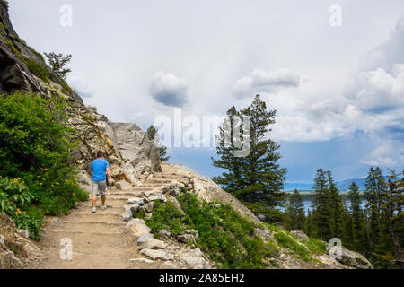 Homme randonnée Cascade Canyon Trail à Inspiration Point à Jenny Lake Banque D'Images