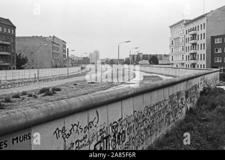 Un graffiti der Berliner Mauer, Deutschland 1984. Décorées avec le mur de Berlin, Allemagne 1984 graffiti. Banque D'Images