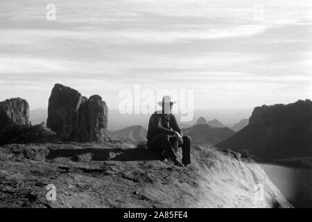 Wanderung im Nationalpark Big Bend, Texas, USA, 1950 er. Randonnée à travers le parc national Big Bend, Texas, USA, 1950. Banque D'Images