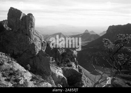 Wanderung im Nationalpark Big Bend, Texas, USA, 1950 er. Randonnée à travers le parc national Big Bend, Texas, USA, 1950. Banque D'Images