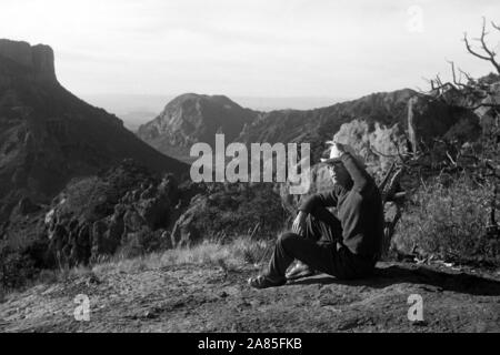 Wanderung im Nationalpark Big Bend, Texas, USA, 1950 er. Randonnée à travers le parc national Big Bend, Texas, USA, 1950. Banque D'Images