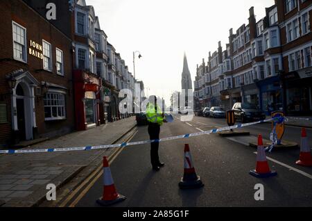 Enquête sur l'incident de la police de l'homme poignard Muswell Hill dans le nord de Londres le 31 octobre 2019 femme officier Banque D'Images