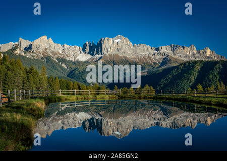 Réflexions de la montagnes alpines Rosengarten dans l'eau de l'étang Wuhnleger près de couches dans le Tyrol du Sud Banque D'Images