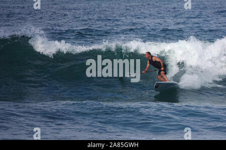 L'homme athlétique (52 ans) reste en forme et actif sur un surf SUP (stand up paddle board) Banque D'Images