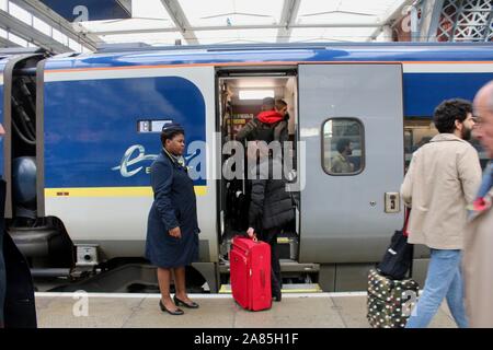 Les passagers à bord du train Eurostar pour Paris à partir de st pancras londres Banque D'Images