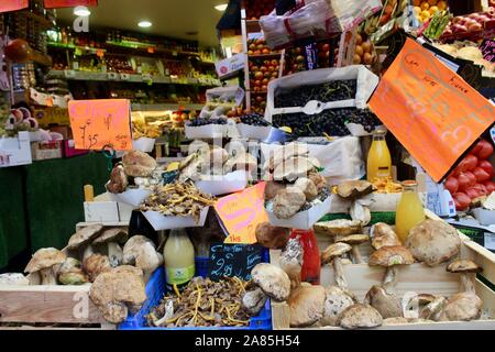 Sélection de champignons fruits et légumes à l'étal de paris france Banque D'Images