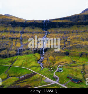 Vue aérienne des chutes d'eau dans le village de Saksun sur les îles Féroé Banque D'Images