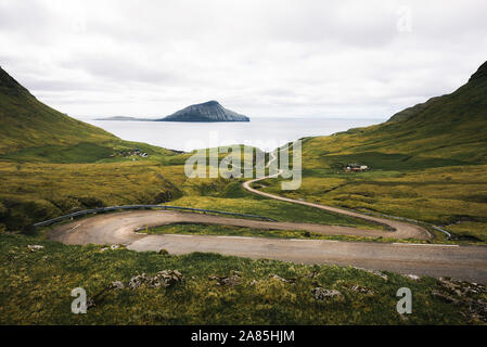 Route sinueuse sur Îles Féroé vers le village de Nordradalur Banque D'Images