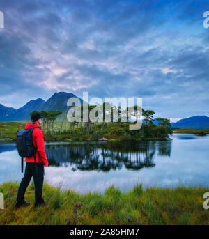 Jeune randonneur à l'Île Pine dans Derryclare Lough Banque D'Images