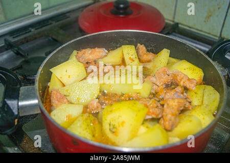 La viande avec les oignons, les carottes et les pommes de terre à l'étuvée dans une casserole. La cuisine maison Banque D'Images