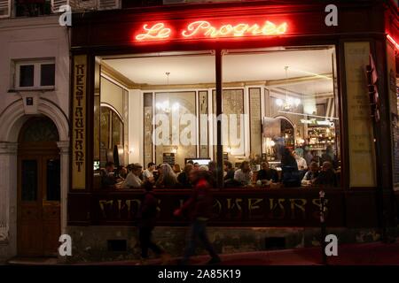 Le progres cafe bar restaurant paris france la nuit Banque D'Images